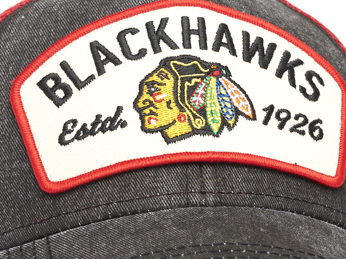 Бейсболка "NHL Chicago Black Hawks Est. 1926" черно-красная с сеткой 55-58