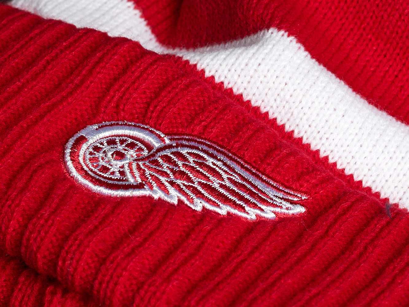 Шапка "NHL Detroit Red Wings" с помпоном с вышивкой красно-белая