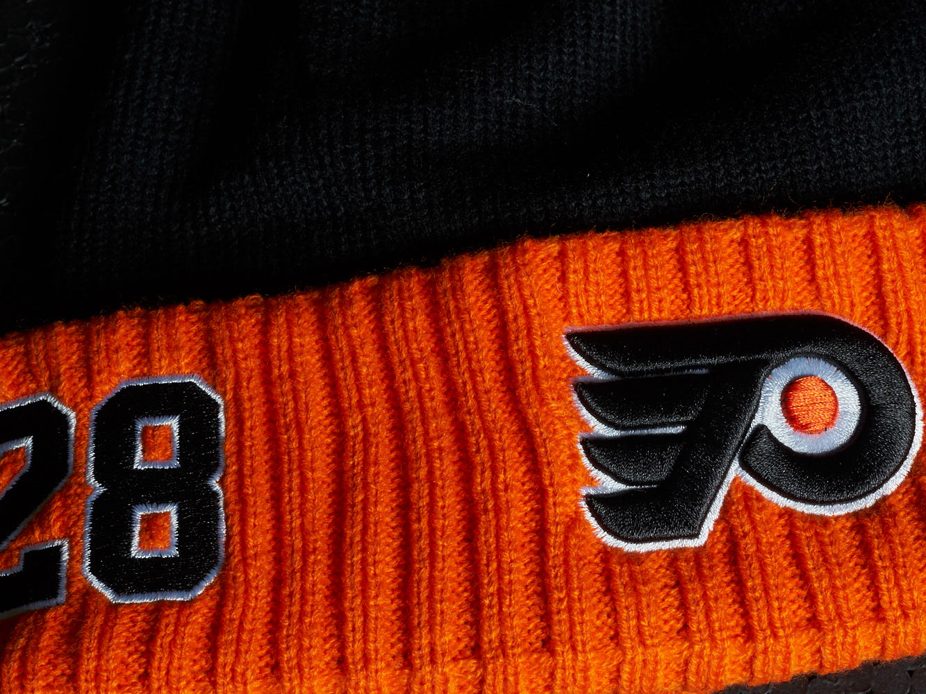 Шапка "NHL Philadelphia Flyers" №28 с помпоном с вышивкой черно-оранжевая