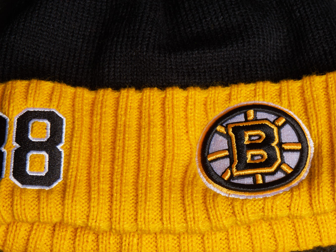 Шапка "NHL Boston Bruins" №88 с помпоном с вышивкой черно-желтая