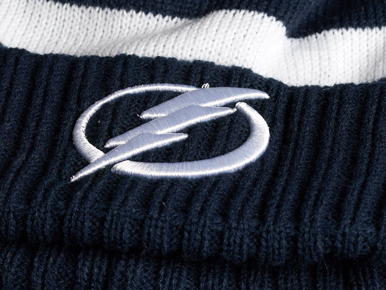 Шапка "NHL Tampa Bay Lightings" с помпоном с вышивкой сине-белая