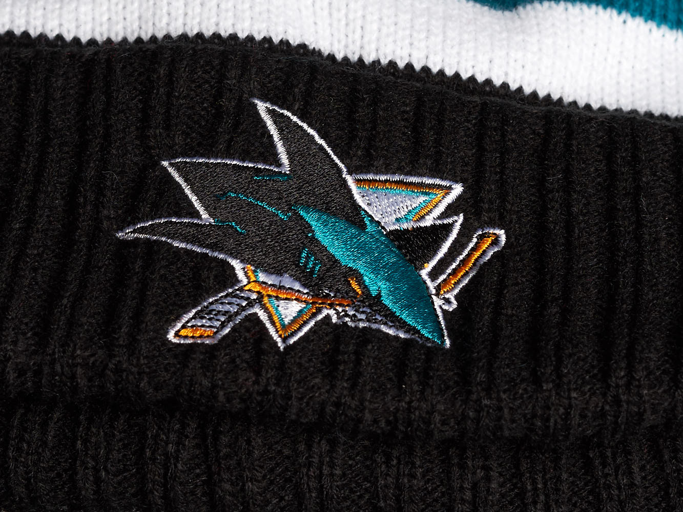 Шапка "NHL San Jose Sharks" с помпоном с вышивкой черно-зеленая-белая