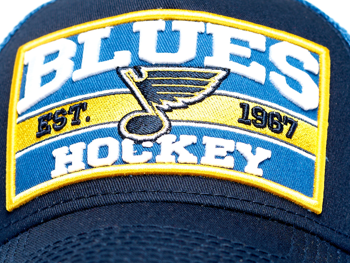 Бейсболка "NHL St.-Louis Blues Hockey Est. 1967" темно-синяя с сеткой