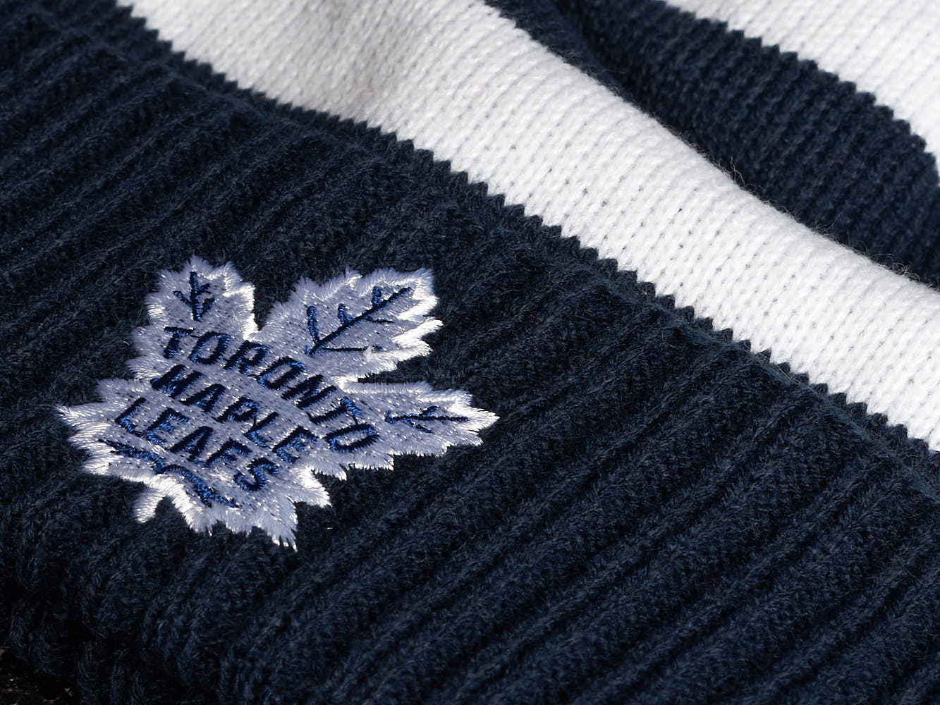 Шапка "NHL Toronto Maple Leafs" с помпоном с вышивкой сине-белая