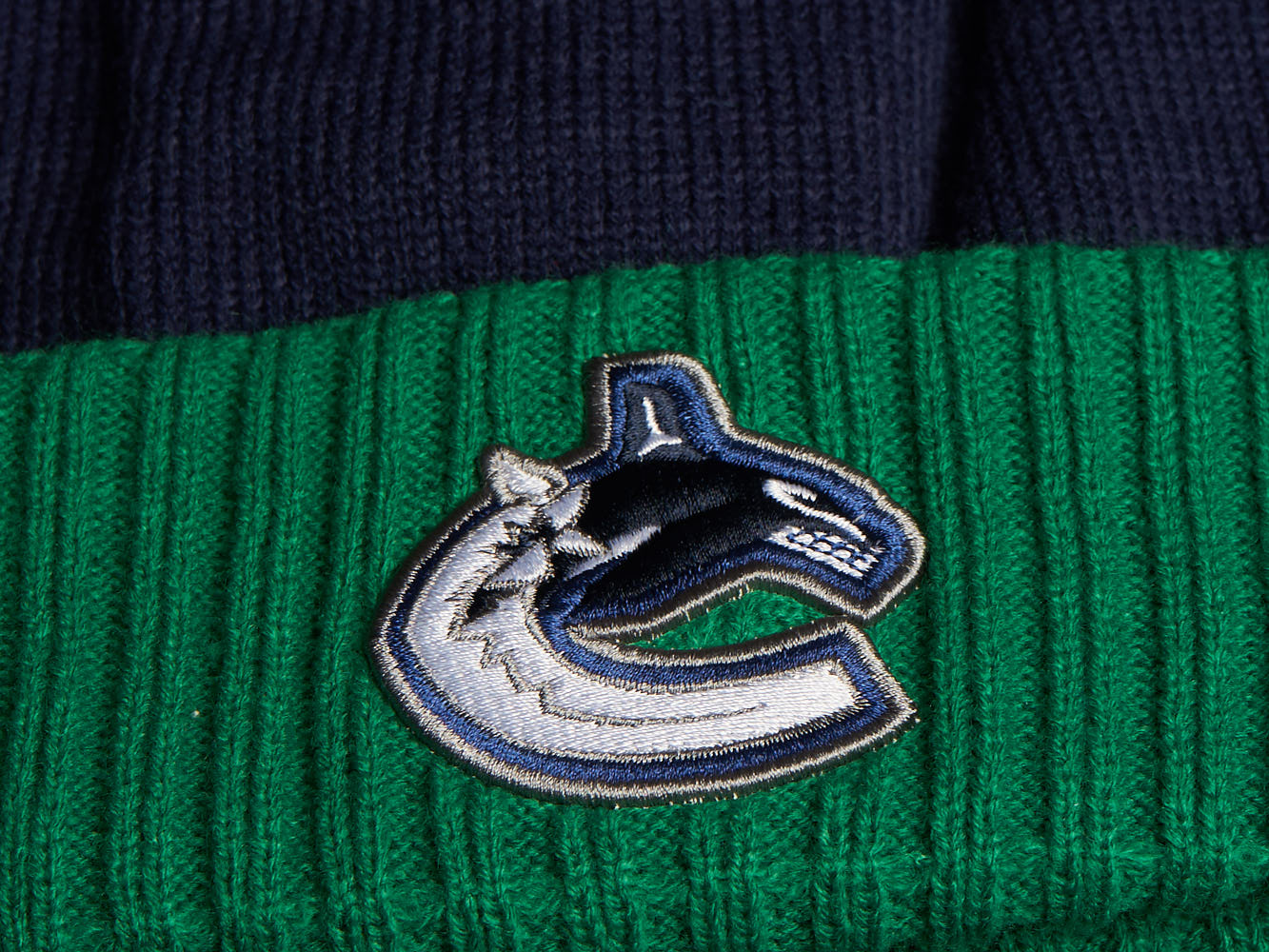 Шапка "NHL Vancouver Canucks" с помпоном с вышивкой сине-зеленая