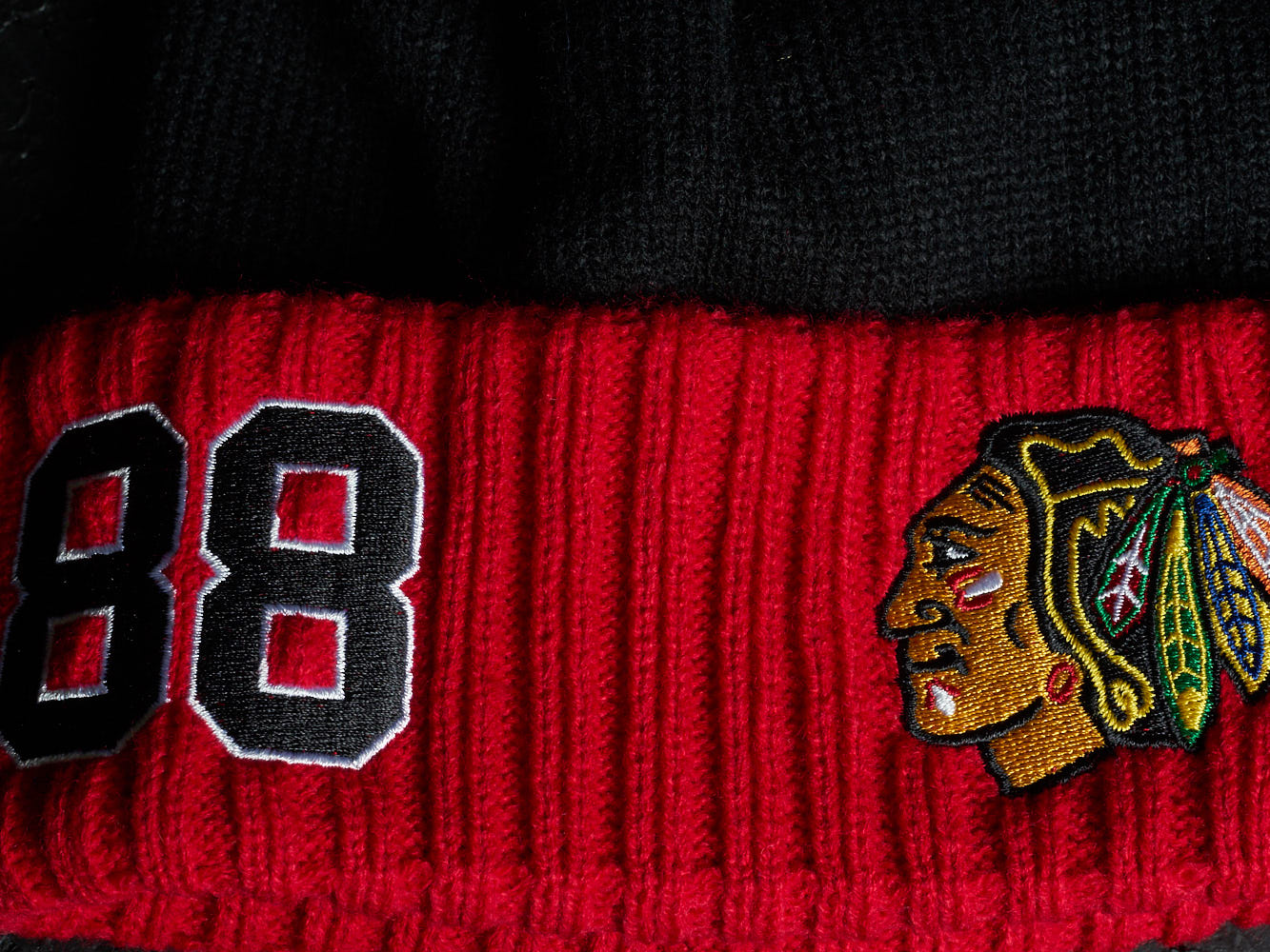 Шапка "NHL Chicago Black Hawks" №88 с помпоном с вышивкой черно-красная